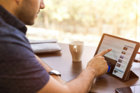 Μόνο ένας στους δέκα Έλληνες ελέγχει όσα βλέπει στο διαδίκτυο - Και αυτό πρέπει να μας ανησυχεί