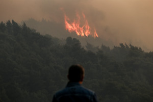 Αναζωπύρωση της φωτιάς στα Μέγαρα Αττικής: Εκκενώνεται ο οικισμός Παπαγιαννέικα