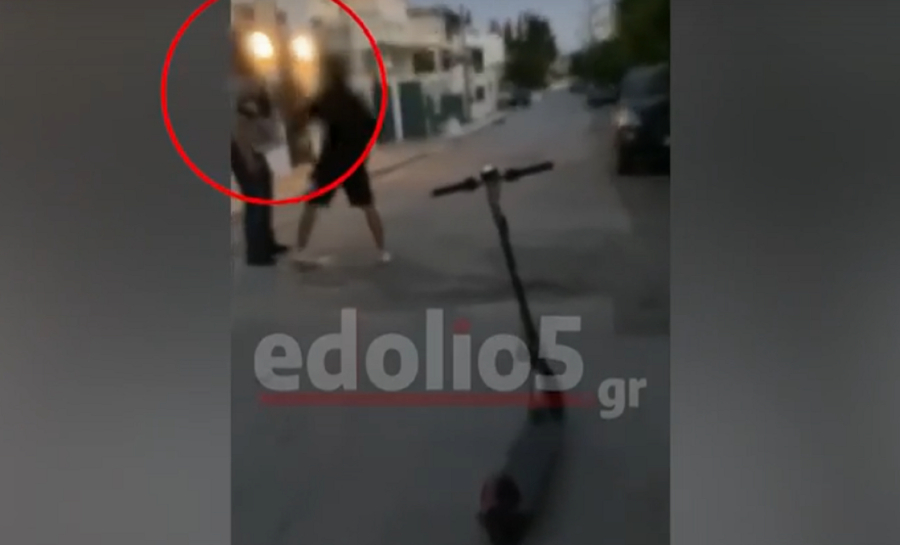 Γλυκά Νερά: Η στιγμή που ο 17χρονος χτυπά τον 48χρονο - Στη ΜΕΘ το θύμα με αιμάτωμα