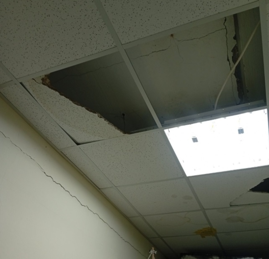 Κρήτη: «Έβρεξε» σοβάδες σε Δημοτικό Σχολείο (εικόνες)