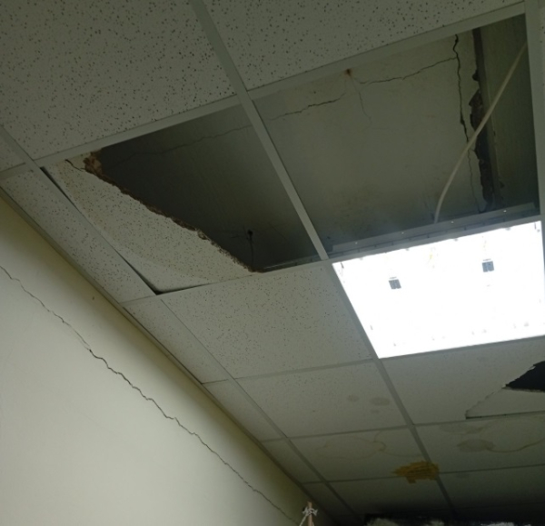 Κρήτη: «Έβρεξε» σοβάδες σε Δημοτικό Σχολείο (εικόνες)