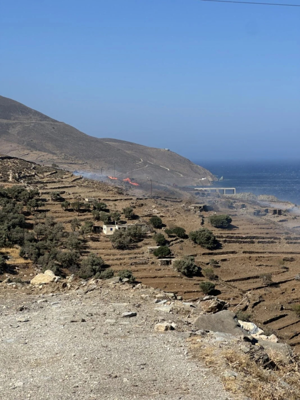 Τέθηκε υπό έλεγχο η φωτιά στην Τήνο (εικόνες-βίντεο)