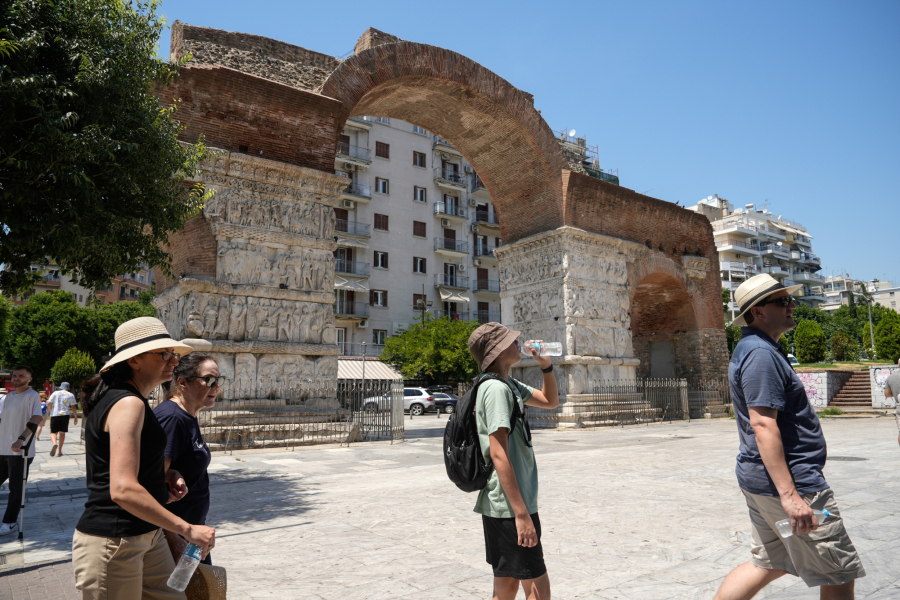 Ελληνικός Ερυθρός Σταυρός: 10 απλές οδηγίες για να «επιβιώσετε» από τον καύσωνα (Βίντεο)