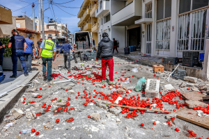 Ηράκλειο: Τμήμα μπαλκονιού έπεσε πάνω σε πάγκους λαϊκής αγοράς (Εικόνες και βίντεο)