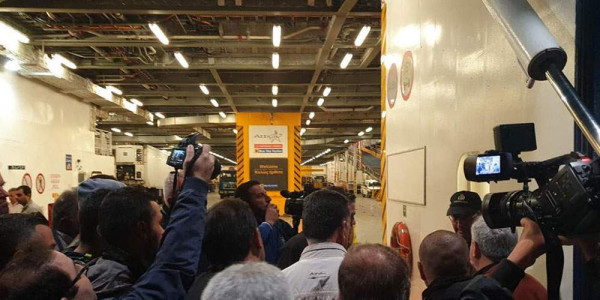 Κως: Δήμαρχος και κάτοικοι μπλόκαραν την αποβίβαση μεταναστών (video)