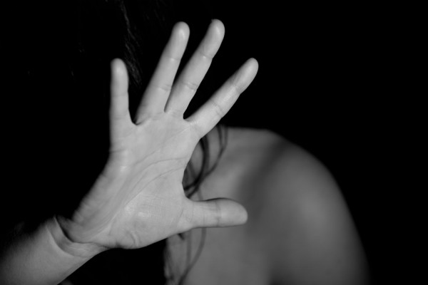 Μία στις τέσσερις Ελληνίδες άνω των 15 έχει βιώσει σωματική ή σεξουαλική βία