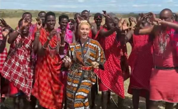 Η Αλεξάνδρα Παναγιώταρου χόρεψε το «Μασάι» με φυλή της Αφρικής
