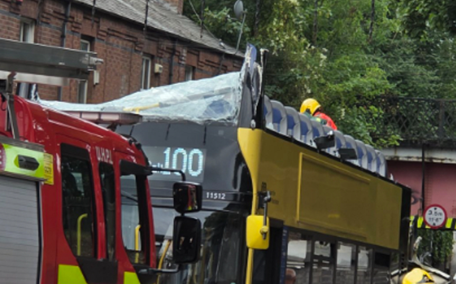 Διώροφο λεωφορείο έπεσε σε γέφυρα στο Μάντσεστερ - 15 τραυματίες στο νοσοκομείο