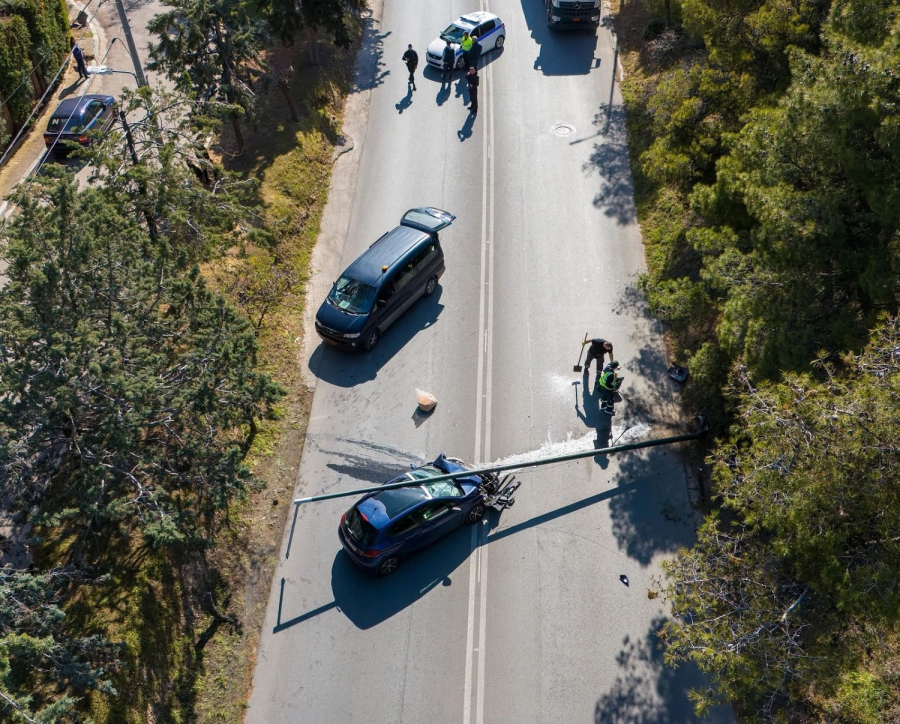 Εκάλη: Έπεσε κολώνα φωτισμού πάνω σε αυτοκίνητο - Διακοπή κυκλοφορίας (Βίντεο)