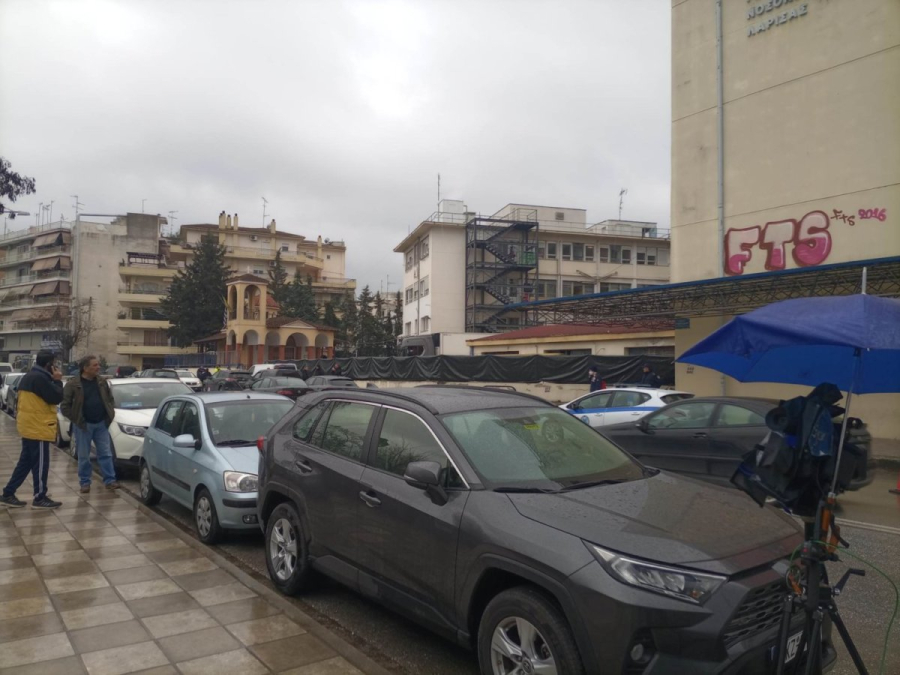 Τέμπη: Μαύρα πανιά στο Νοσοκομείο Λάρισας για να «κρυφτεί» η τραγωδία των σορών