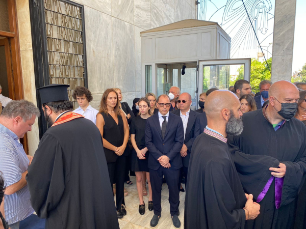 Σταύρος Ψυχάρης: Στο Α&#039; Νεκροταφείο η κηδεία του δημοσιογράφου και εκδότη (εικόνες, βίντεο)