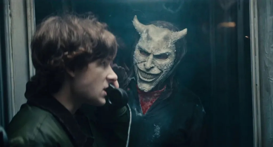 Ο Ίθαν Χοκ μπορεί να γίνει πολύ τρομακτικός στο επίσημο τρέιλερ του «Black Phone 2»