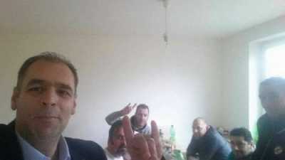 Περιφερειακός σύμβουλος του ΠΑΣΟΚ σχηματίζει το σήμα των Γκρίζων Λύκων