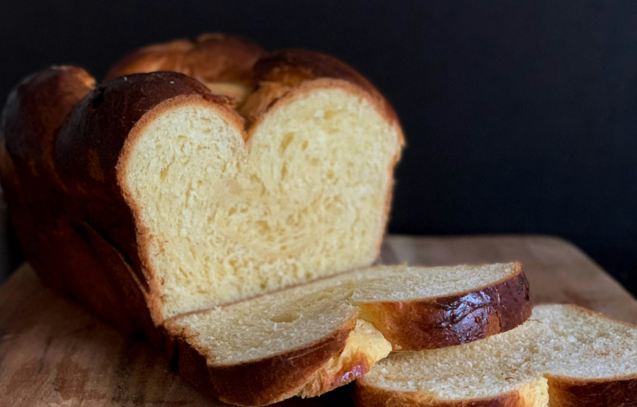 Η ιστορία πίσω από το διάσημο πασχαλιάτικο τσουρέκι στη Μυτιλήνη