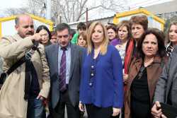 Η Φώφη Γεννηματά στο κέντρο φιλοξενίας προσφύγων στον Ελαιώνα