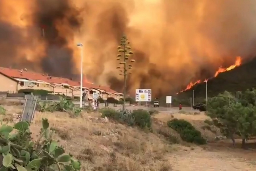 «Πύρινη» κόλαση και στη Σαρδηνία, 1.500 άτομα εγκατέλειψαν τα σπίτια τους (βίντεο, εικόνες)