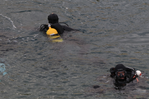 Έρευνες στην Βουλιαγμένη: Βρέθηκαν βατραχοπέδιλα και φιάλη οξυγόνου στο «Πηγάδι του Διαβόλου» (video)