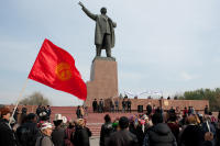 «Αποκαθήλωσαν» το ψηλότερο άγαλμα του Λένιν στην κεντρική Ασία (Εικόνες και Βίντεο)