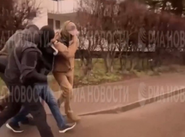 Ρωσία: Συνελήφθη δημοσιογράφος ύστερα από έφοδο στα γραφεία εφημερίδας στη Μόσχα