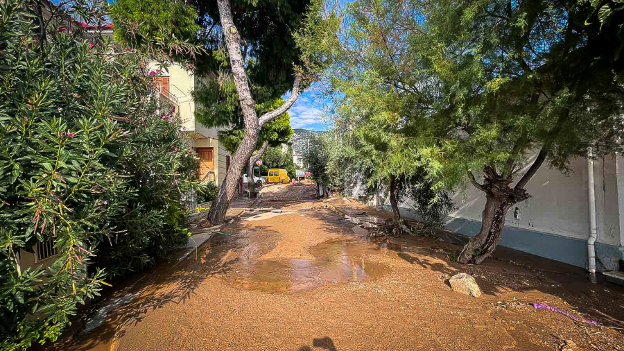 Συνεχίζεται η «μάχη» με τη λάσπη σε Καρδίτσα, Βόλο και βόρεια Εύβοια - Μετρούν πληγές οι κάτοικοι