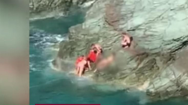 Φολέγανδρος: Η στιγμή που λουόμενοι και λιμενικό προσπαθούν να επαναφέρουν τη Γαρυφαλλιά - Βίντεο ντοκουμέντο