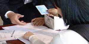 Bloomberg: Χωρίς νικητή ο α’ γύρος των εκλογών 2014