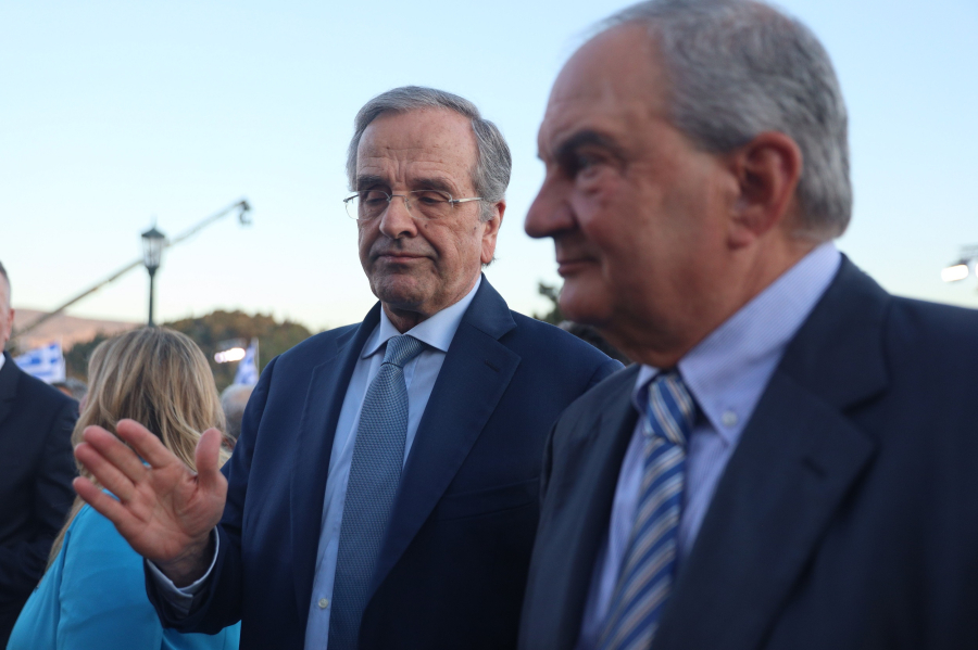 Η σύναξη των «σαμαρικών» στα Πεύκα, ο Καραμανλής πάει Θεσσαλονίκη και το βιβλίο Σιακαντάρη