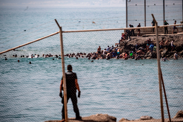 Συγκλονίζουν οι εικόνες από την Θέουτα: Χιλιάδες εισροές και πάνω από 15 νεκροί, διπλωματική ένταση στην ΕΕ για το μεταναστευτικό