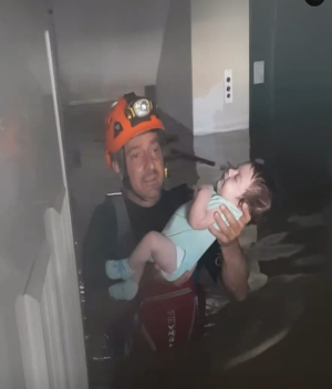 Συγκλονιστική διάσωση μωρού από πλημμυρισμένο σπίτι, μετά την κακοκαιρία Daniel