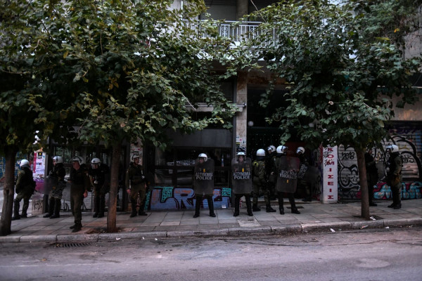 Πολυτεχνείο: Υπό τους ήχους κλασικής μουσικής η επιχείρηση της ΕΛΑΣ στα Εξάρχεια (vid)