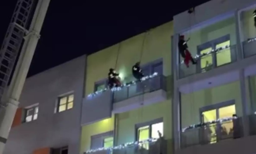 Συγκίνηση στο Ογκολογικό νοσοκομείο: «Ιπτάμενοι» πυροσβέστες μοίρασαν δώρα στα παιδιά