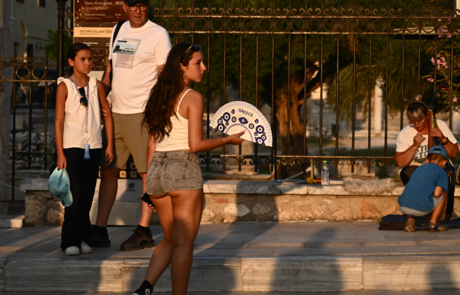 Ο καύσωνας επιμένει: Πού θα δούμε 44άρια σήμερα - Εκρηκτικό «κοκτέιλ» με σκόνη και ζέστη