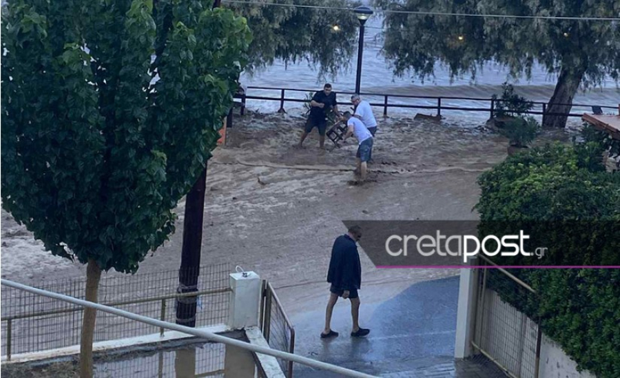 Προβλήματα έφερε η φθινοπωρινή μπόρα στο Ηράκλειο Κρήτης: Κατολισθήσεις, πλημμύρισαν δρόμοι και πλατείες (Βίντεο)