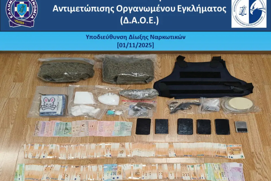Πειραιάς: Τρεις συλλήψεις - Εντοπίστηκαν κοκαΐνη, κάνναβη, περίστροφα, φυσίγγια και πάνω από 65.000 ευρώ