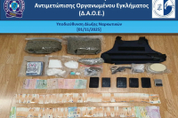 Πειραιάς: Τρεις συλλήψεις - Εντοπίστηκαν κοκαΐνη, κάνναβη, περίστροφα, φυσίγγια και πάνω από 65.000 ευρώ
