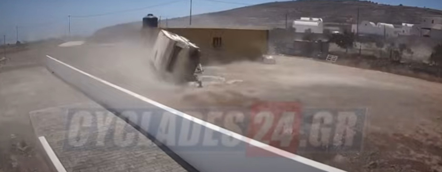 Σοκαριστικό βίντεο: Θυελλώδεις άνεμοι σήκωσαν στον αέρα τροχόσπιτο στη Σαντορίνη