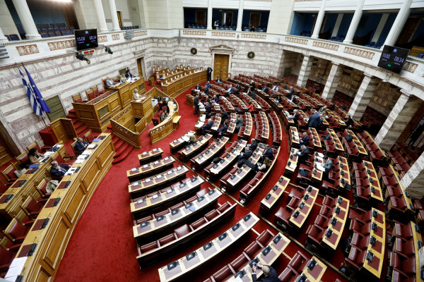 Βουλή: Με ευρεία συναίνεση υπερψηφίστηκε το νομοσχέδιο για την ψήφο των αποδήμων - 288 υπέρ