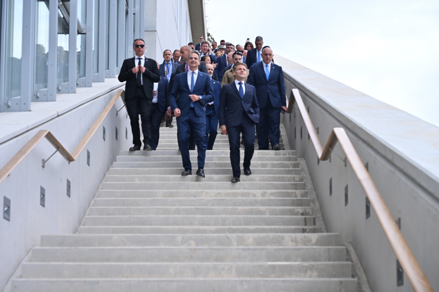 Amber alert για υπουργούς μετά το... photobombing