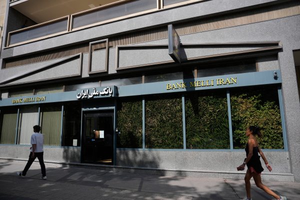 Οι ΗΠΑ απειλούν με κυρώσεις όποιον χρηματοοικονομικό οργανισμό συναλλάσσεται με το Ιράν