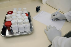 Self test για τον καρκίνο του παχέος εντέρου: Ποιοι θα το πάρουν δωρεάν στα φαρμακεία