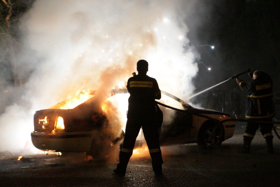 Μεσολόγγι: Συνελήφθη 17χρονος για εμπρησμό περιπολικού έξω από αστυνομικό τμήμα