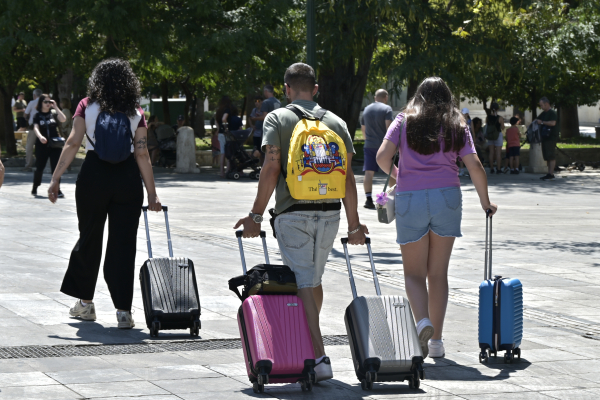 Τουρισμός: Οι αφίξεις δεν λένε πάντα την αλήθεια – Έως και 30% η μείωση της δαπάνης