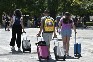 Τουρισμός: Οι αφίξεις δεν λένε πάντα την αλήθεια – Έως και 30% η μείωση της δαπάνης
