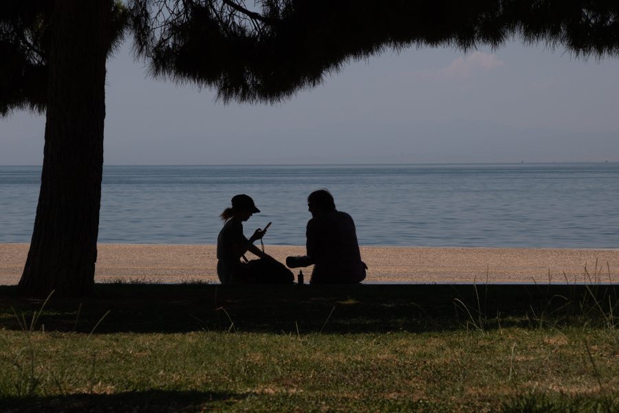 Καύσωνας 48 ωρών, «βουτιά» της θερμοκρασίας και πρόβλεψη για νέα θερμή εισβολή