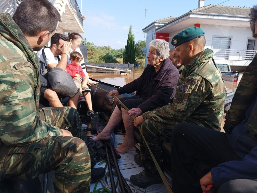 ΓΕΕΘΑ: 1.602 πολίτες έχει απεγκλωβίσει ο στρατός από τις πλημμυρισμένες περιοχές