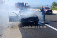 Φωτιά σε αυτοκίνητο στην εθνική οδό Αθηνών - Λαμίας (Βίντεο)