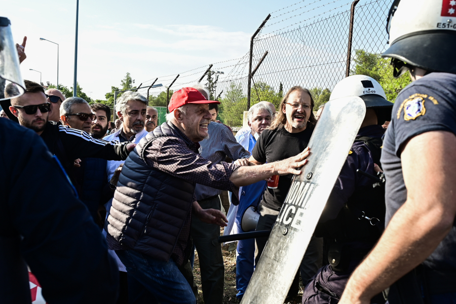 «Θερμή» υποδοχή Μητσοτάκη στο «Αττικόν»: Άγρια καταστολή και χημικά από τους αστυνομικούς