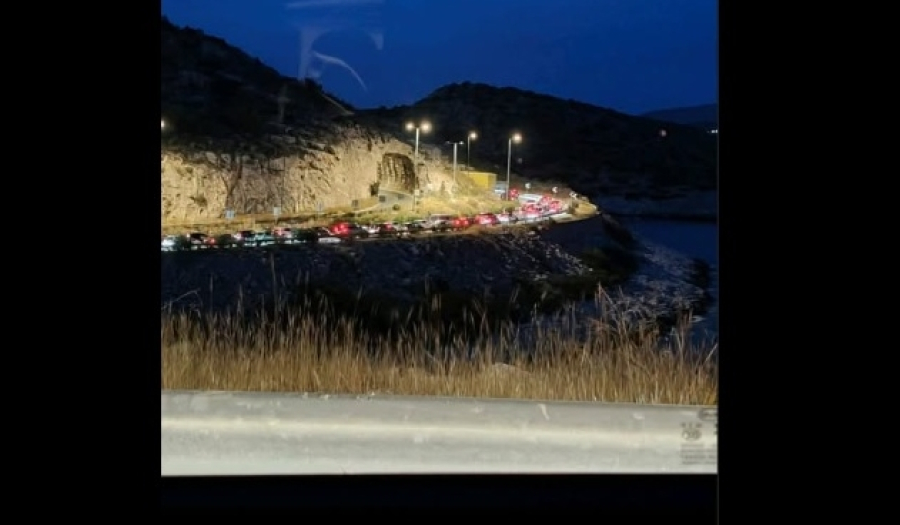 Αθηνών - Σουνίου: Τροχαίο στις «Τρύπες του Καραμανλή» (Εικόνα)