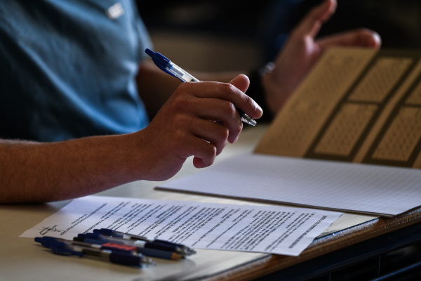 Πανελλήνιες 2025: Ποιοι φοιτητές θα λάβουν βραβείο 1.000 ευρώ - Η διαδικασία και τα δικαιολογητικά