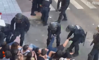 Στεγαστική κρίση στην Ισπανία: Επεισοδιακή έξωση, με δακρυγόνα, σε 87χρονη (Βίντεο)